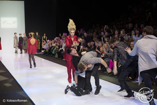 Эмоции переполняют актрису Ирину Чериченко и других участников Moscow Fashion Week